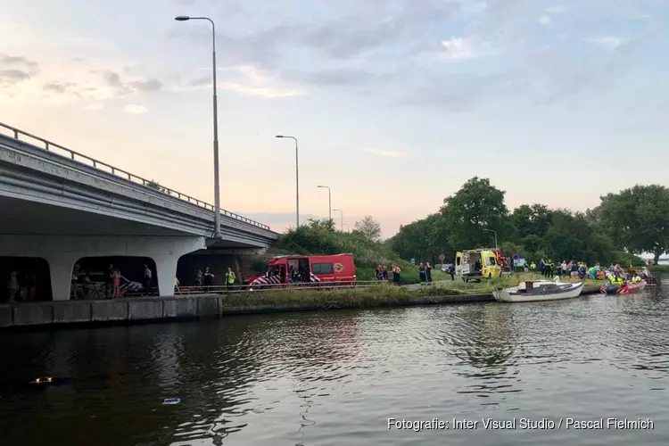 Auto te water in Uitgeest: één man gered