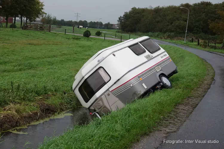 Caravan schiet los van auto