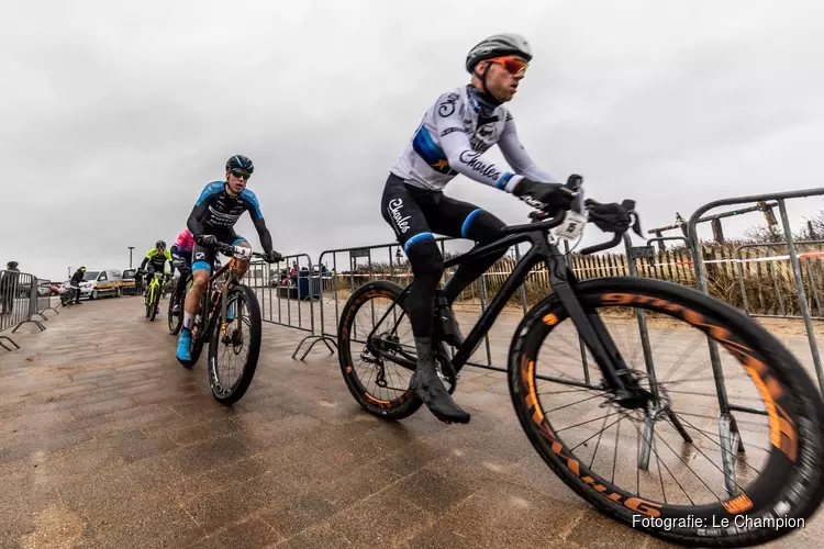 Topatleten klaar voor strijd tegen de elementen in Egmond