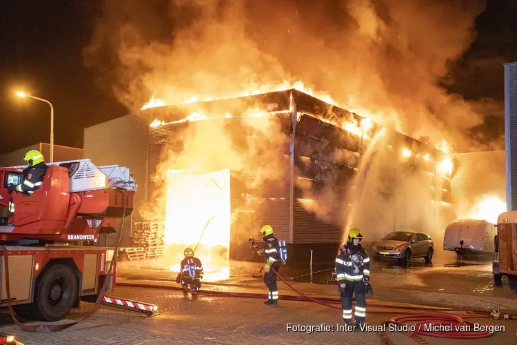 Zeer grote brand in loods aan de Timmerwerf in Heemskerk