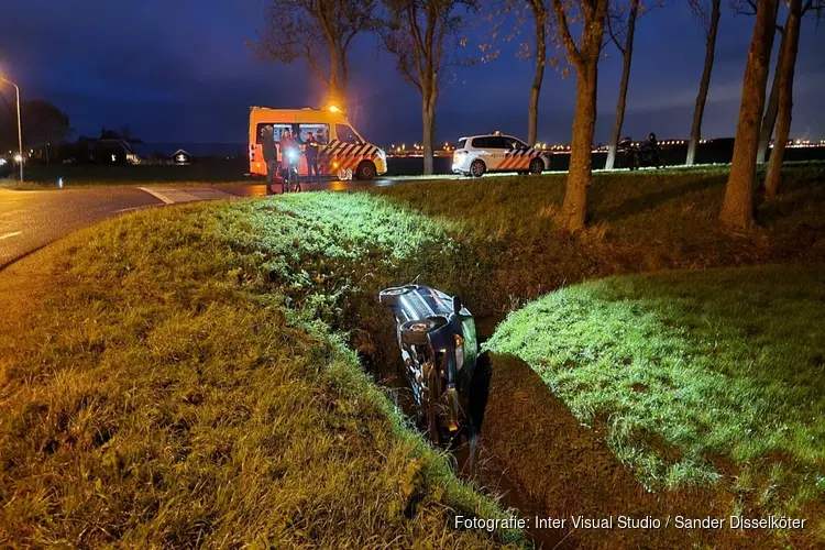 Auto te water na botsing op grens Heemskerk/Uitgeest