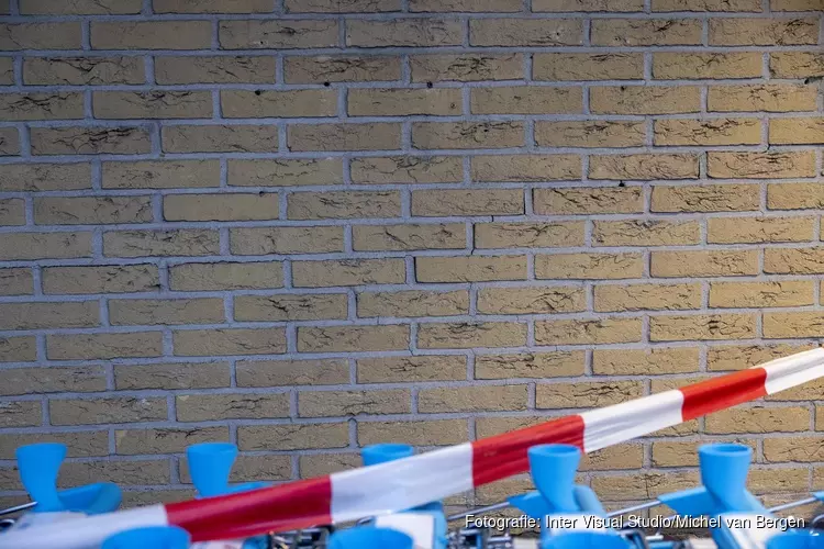 Gevel Albert Heijn licht beschadigd na ongeval in Uitgeest