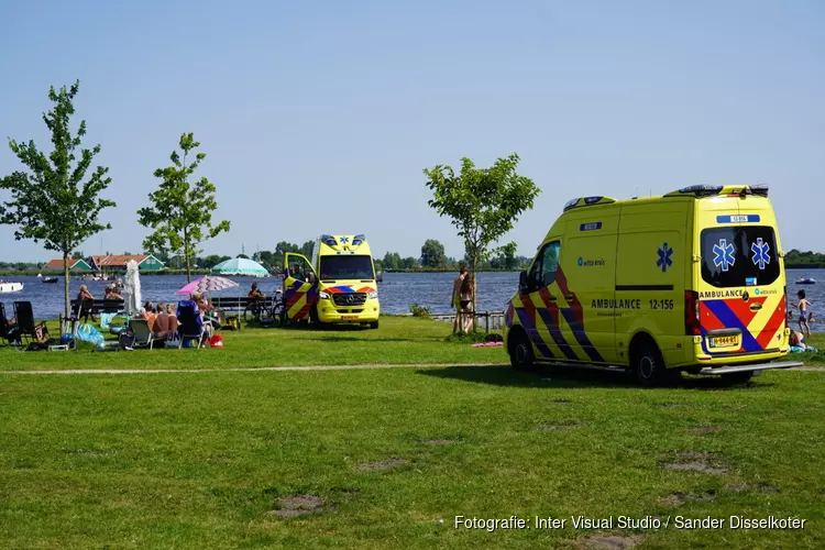 Zwemmende jonge man zwaargewond geraakt in Uitgeest
