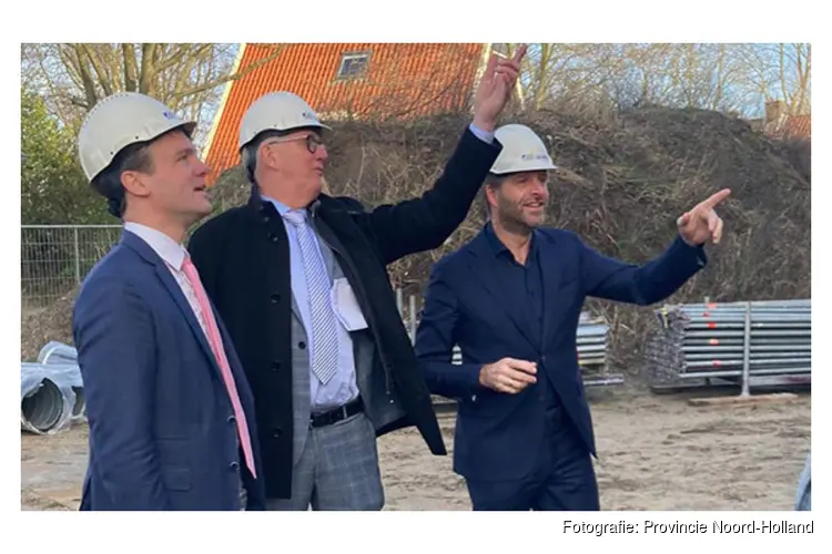 Gedeputeerde Beemsterboer en minister De Jonge bekijken bouwmogelijkheden Uitgeest