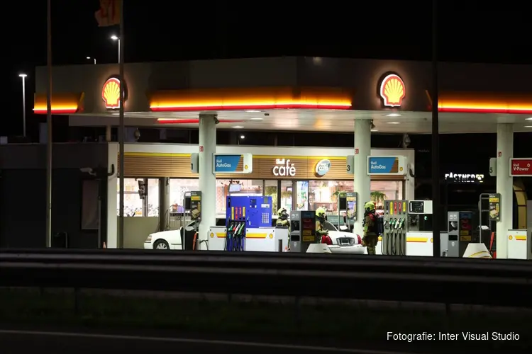 Benzineslang losgereden bij tankstation langs A9